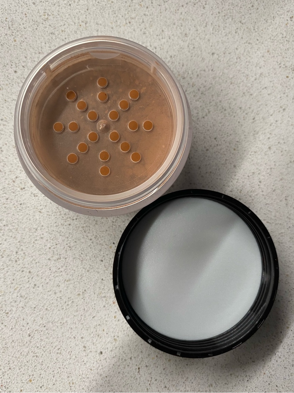Laura Mercier Translucent Loose Setting Powder Mini Size - Picture 2 of 3